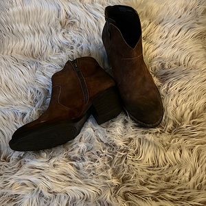 Born Shoes Zip up Leather Bootie